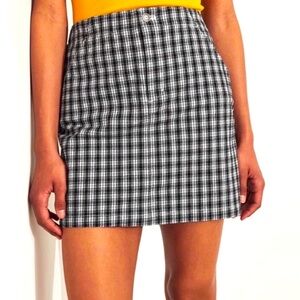 HOLLISTER ultra high rise black and white plaid skirt MEDIUM